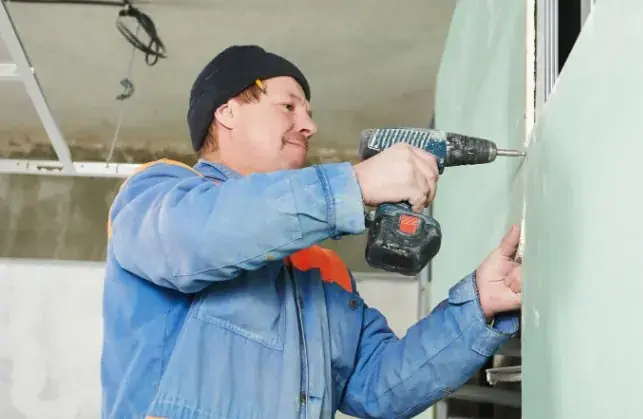 Atornillado de placa de pladur sobre la perfilería del tabique