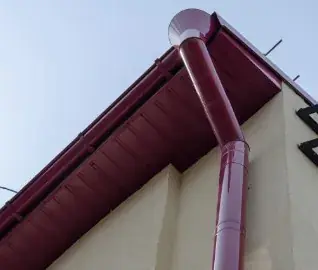 Bajante nuevo instalado en alero de cubierta en Huelva