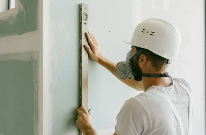 Comprobación con regla de la planeidad de la pared antes del acabado