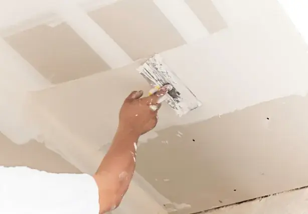Acabado de juntas de placa de pladur con masilla en una reparación interior