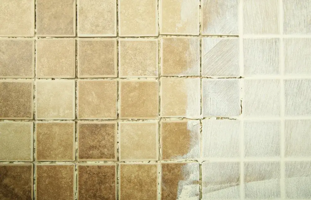 Rejuntado y sellado de juntas de azulejo en un baño