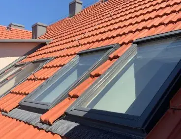 Instalación de ventanas de tejado tipo velux en cubierta de teja roja en Huelva
